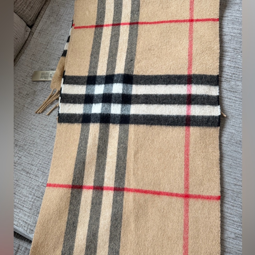 Burberry AUTHENTIC Beige and Black Checkered cashmere Scarf⭐️ - Picture 16 of 16